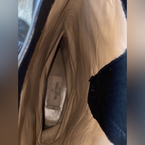 Valentino Unveils: Exquisite Leather Mid-Calf Moto Boots 🖤👢🌹 - Picture 8 of 9